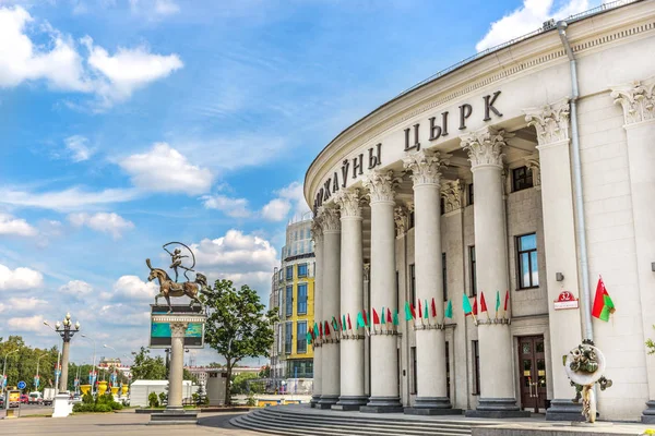 Minsk, Beyaz Rusya - 28th Temmuz 2018 - A büyük Bulvarı Kırmızı çiçekler, bir dikilitaş, etrafında Sovyetler binalarda Minsk, Beyaz Rusya Doğu Avrupa'nın başkenti.