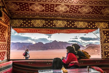 Jordan'ın eğleniyor baduin çadır içinde geç günbatımı Wadi Rum, wadi Rum, Ürdün - 17th Şubat 2018 - turist çöl