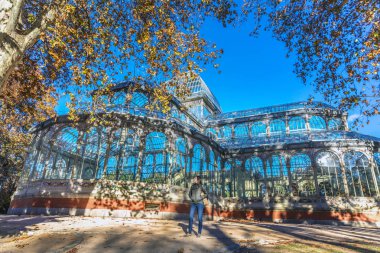 Madrid, İspanya - 17th Ekim 2018 - genç kadın Madrid İspanya bir açık hava parkında eğleniyor