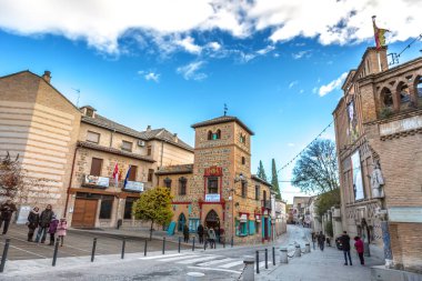 Toledo, İspanya - 5th Aralık 2017 - turistler ve yerliler için İspanya Toledo'da daraltır sokaklarında yürüyüş