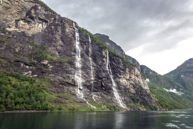 Norveç fiyortları bulutlu, yağmurlu günde ortasında birkaç şelale