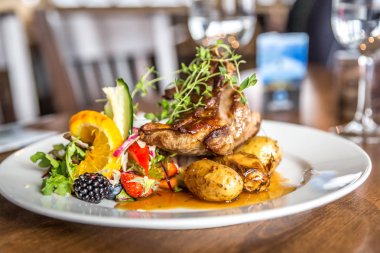 Salata ve patates Norveç'te yerel kuzu güzel parça