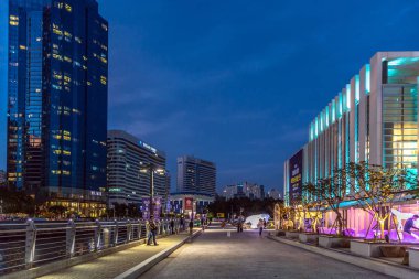 Busan, Güney Kore - 3 Ekim 2018 - A modern bir restoran ve Busan Güney Kore'deki turistik bir bölgede renkli ışıklar ile bina