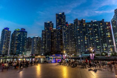Busan, Güney Kore - 3 Ekim 2018 - büyük bir grup insan bir açık hava restoranı Busan Güney Kore'deki turistik bir bölgede renkli ışıklar ile zevk