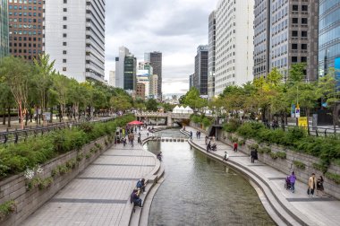 Seoul, Güney Kore - 5th Ekim 2018 - büyük grup bir halk eğleniyor bir açık hava Parkı ağaçları ile Seul ve Güney Kore'de Seul ticari binalar