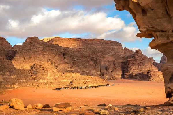 Uma Tenda Deserto Acampando Meio Wadi Rum Famoso Destino Turístico — Fotografia de Stock