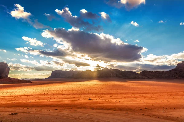 Εκπληκτικό Ηλιοβασίλεμα Στην Έρημο Της Wadi Rum — Φωτογραφία Αρχείου