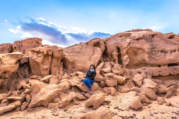 Wadi Rum Jordânia Fevereiro 2018 Uma Jovem Mulher Divertindo Deserto — Fotografia de Stock