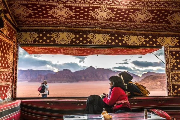 Wadi Rum Jordânia Fevereiro 2018 Turistas Divertindo Dentro Uma Tenda — Fotografia de Stock