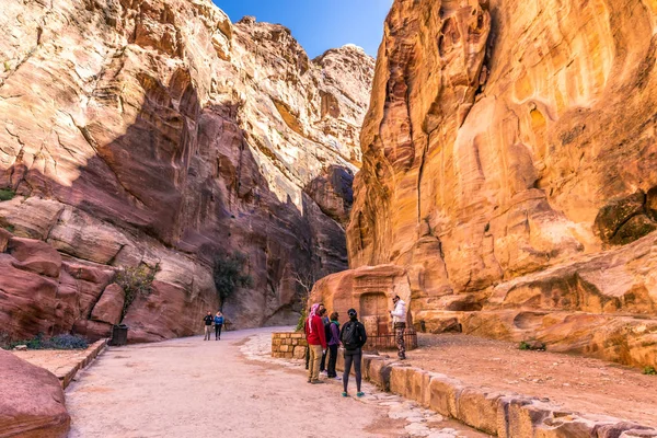 Πέτρα Ιορδανία Φεβ 2018 Τουρίστες Διασκεδάζουν Μέσα Πέτρα Κύριος Τουριστικός — Φωτογραφία Αρχείου