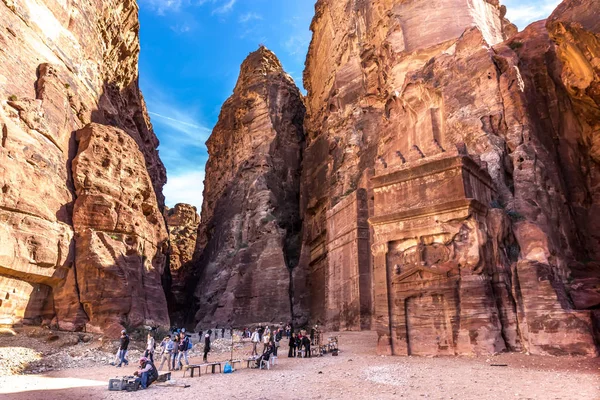 Petra Jordânia Fevereiro 2018 Grande Grupo Turistas Frente Enorme Templo — Fotografia de Stock