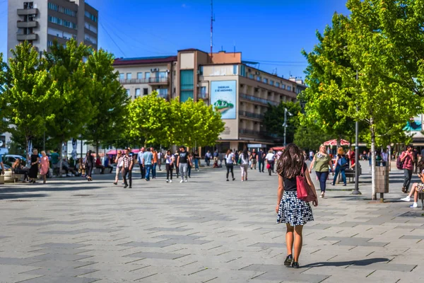 Pristina Kosovo Juni 2018 Eine Junge Frau Geht Inmitten Der — Stockfoto