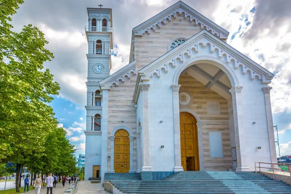 Pristina Kosovo Junho 2018 Uma Alta Igreja Católica Parque Livre — Fotografia de Stock