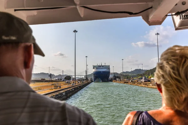 Canal Panamá Panamá Marzo 2018 Enorme Barco Lleno Autos Entrando — Foto de Stock