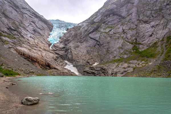 Paisagem Com Geleira Lago Verde Noruega — Fotografia de Stock