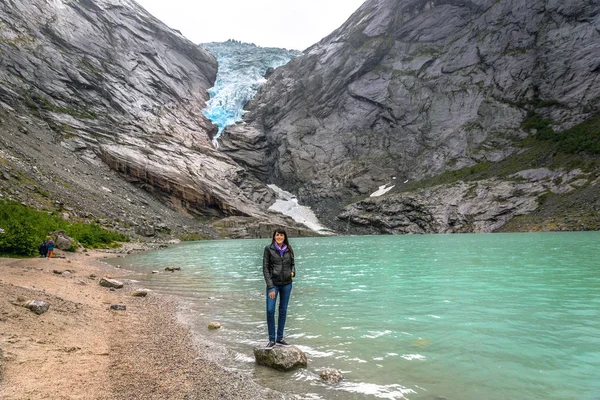 Noruega Junio 2018 Mujer Joven Frente Glaciar Noruega — Foto de Stock