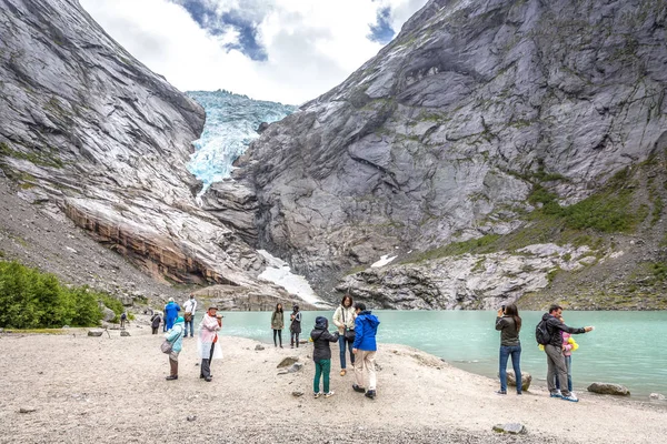 Jostedalsbreen Noruega Junio 2018 Grupo Turistas Que Visitan Glaciar Jostedalsbreen — Foto de Stock