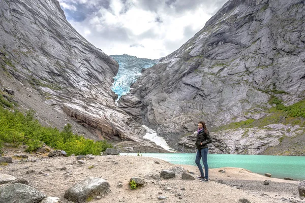 Noruega Junio 2018 Mujer Joven Frente Glaciar Noruega — Foto de Stock