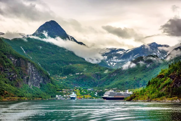 Enorme Kruiser Het Midden Van Fjorden Met Hoge Piek Berg — Stockfoto