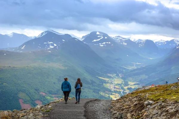 Fjord Norwegia Juni 2018 Dua Wanita Berjalan Atas Fjord Dengan — Stok Foto