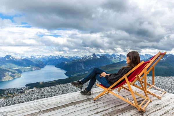 Stranda Noruega Junio 2018 Mujer Joven Sentada Una Silla Parte — Foto de Stock