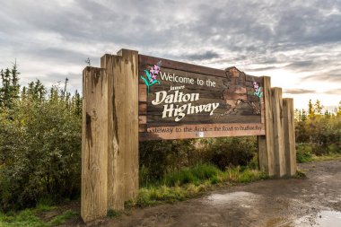 Alaska, ABD - 10th Eylül 2017 - Dalton Highway işareti ABD Alaska'da hoş geldiniz