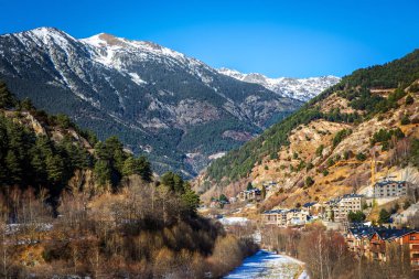 Bir kar cape dağ içinde belgili tanımlık geçmiş ile güzel bir manzara Andorra
