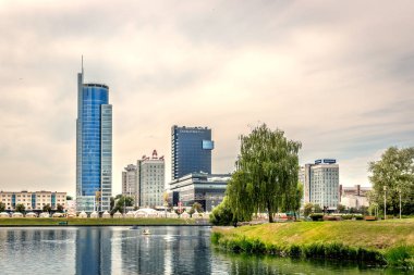 Minsk, Beyaz Rusya, 28th Haziran 2018 - göl ve yeşil ağaçlar Minsk, Beyaz Rusya'nın başkenti Bina Modern