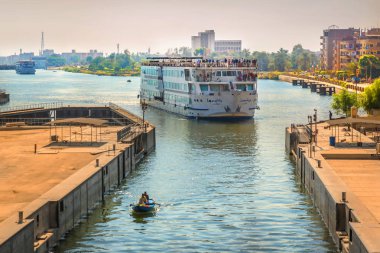 Nil Nehri, Mısır - 7th Kasım 2018 - Nil Nehri Mısır'daki bir kilit için doğru bir büyük turistik Kruvazör