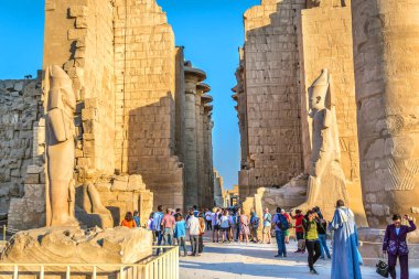 Luxor, Mısır - 12th Kasım 2018 - büyük bir grup insan önünde bir ikindi Luxor tapınakta Mısır Luksor