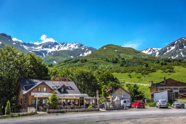 Kosova - 30 Mayıs 2018 - bir otel ve restoran önünde bir dağ gökyüzü istasyonu olarak Kosova kış döneminde kullanılan