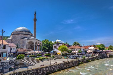 Prizren, Kosova - 30 Mayıs 2018 - büyük Camii önünde mavi gökyüzü gün Kosova Prizren şehir merkezinde akan bir nehir ile