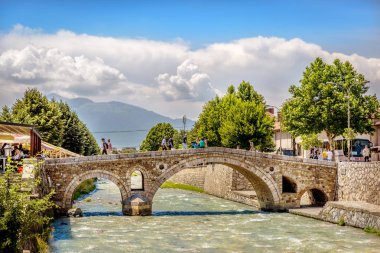 Prizren, Kosova - 30 Mayıs 2018 - Turizm ve yerli halk geçiş bir taş köprü, eski kasaba Prizren Kosova'nın ünlü bir nokta
