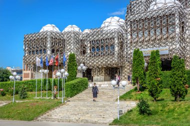Priştine, Kosova - 4th Haziran 2018 - insanların önünde Priştine, Avrupa'nın Kosova'nın başkenti şaşırtıcı Kütüphanesi