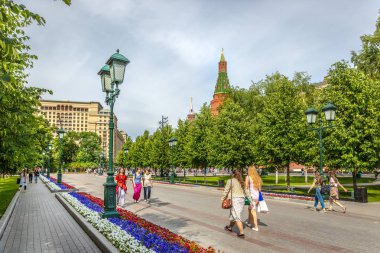 Moskova, Rusya - 4th Haziran 2018 - turistler ve yerliler için inanılmaz bir renkli bahçede yürüyüş Rusya Moskova'da kremlin yakın: