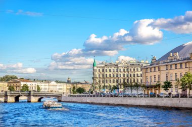 Saint Petersburg, Rusya Federasyonu - 8th Haziran 2018 - A tekne ile mavi nehir Rusya Saint Petersburg kanal gezinme Turizm