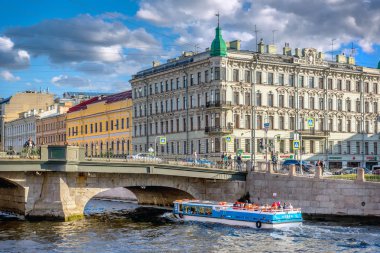 Saint Petersburg, Rusya Federasyonu - 8th Haziran 2018 - A turistik tekne Saint Petersburg'daki şaşırtıcı Hermitage Müzesi önünde yaz geç bir öğleden sonra gezinme