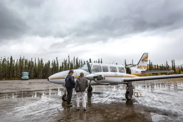 Cold Foot Alaska Set 4Th 2017 Tourists Getting Board Small — Stock Photo, Image