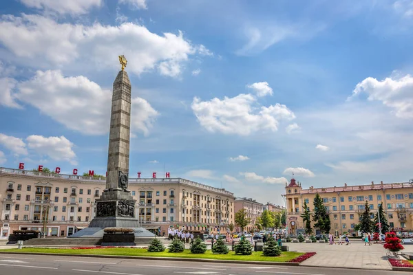Μινσκ Λευκορωσία 28Η Ιουνίου 2018 Μια Πολύχρωμη Πλατεία Λουλούδια Και — Φωτογραφία Αρχείου
