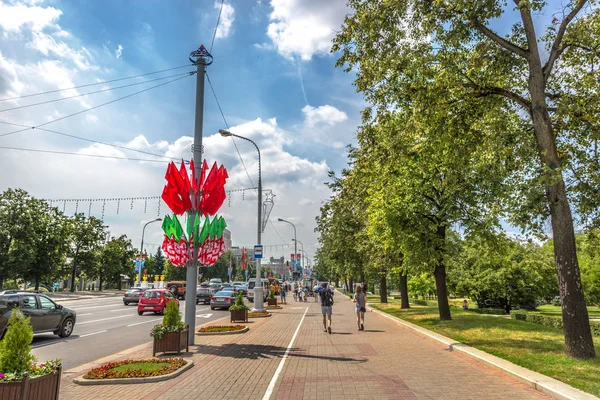 Minsk Bělorusko Června 2018 Turisté Místní Pěší Širokém Chodníku Vysokými — Stock fotografie