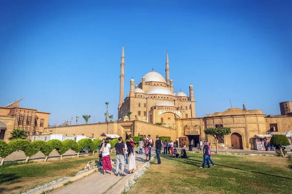 Cairo Egito Novembro 2018 Grande Grupo Turistas Frente Mesquita Muhammad — Fotografia de Stock