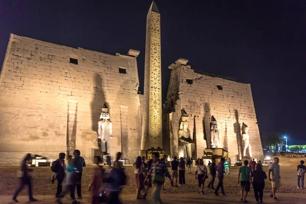 Luxor Egypte Nov 2018 Grote Groep Toeristen Lopen Voor Tempel — Stockfoto