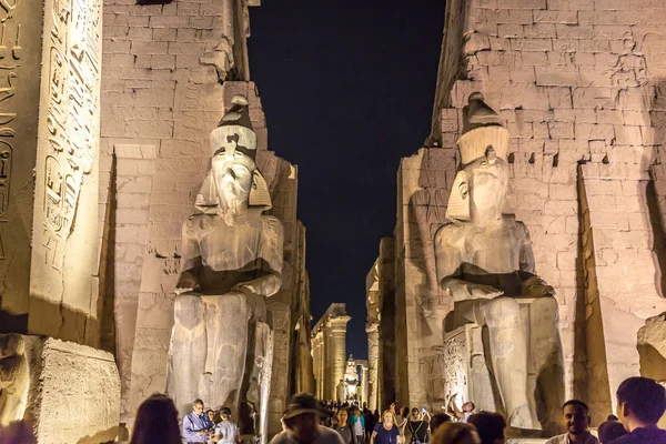 ルクソール エジプト 2018 夜のエジプトのルクソール ルクソール神殿で入国した観光客の大規模なグループ — ストック写真