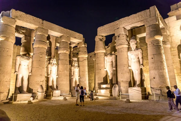 Luxor Egito Novembro 2018 Grande Grupo Turistas Divertindo Dentro Templo — Fotografia de Stock