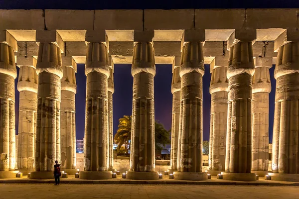Luxor Ägypten November 2018 Ein Tourist Amüsiert Sich Nachts Einem — Stockfoto