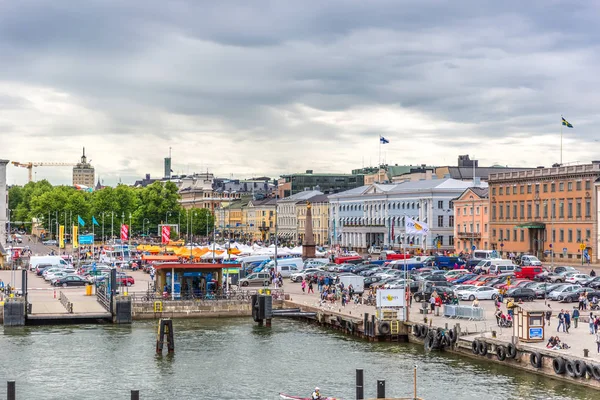 Helsinki Finlandia Junio 2018 Locales Turistas Caminando Cerca Del Mar — Foto de Stock