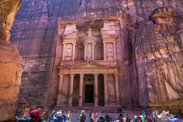 Petra Jordânia Fevereiro 2018 Grande Grupo Turistas Frente Grande Templo — Fotografia de Stock