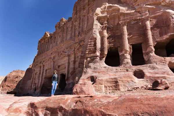 Jonge Vrouw Voor Een Tempel Petra Jordanië — Stockfoto