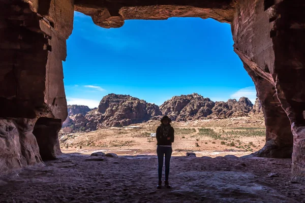 Joven Mujer Dentro Templo Petra Heritage Site Jordania —  Fotos de Stock