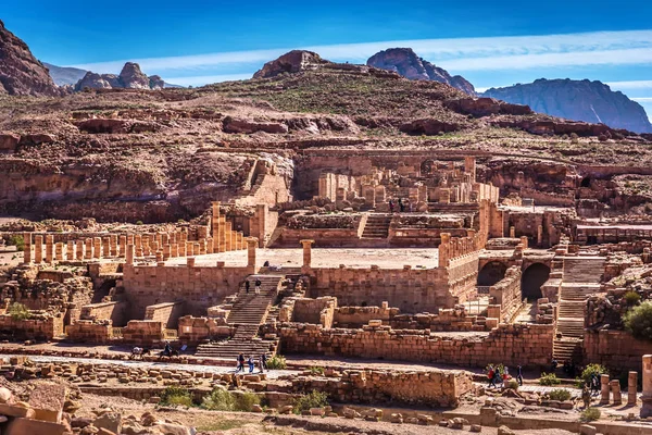 Petra Jordânia Fevereiro 2018 Templos Petra Com Turistas Explorando Dia — Fotografia de Stock